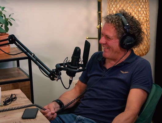 Kees van der Spek tijdens de opnames van de Effe Relativeren-podcast van Kaj Gorgels